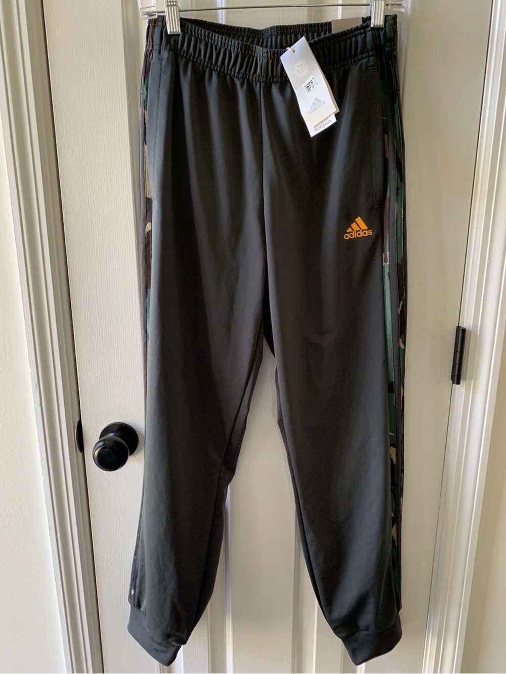 Adidas Essentials Mens Regular Tapered 3 Stripe Camo Track Pants Size Small NWT